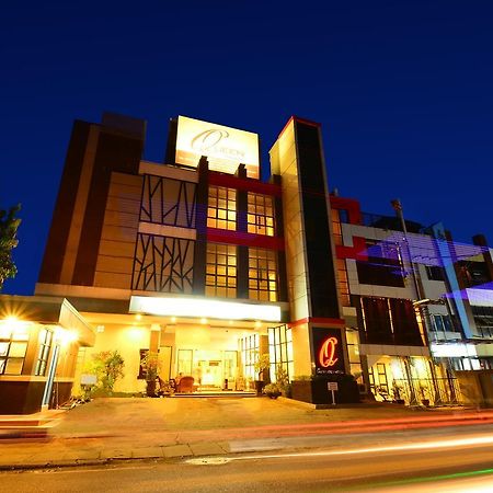 Queen City Hotel Banjarmasin Banjarmasin  Exteriör bild