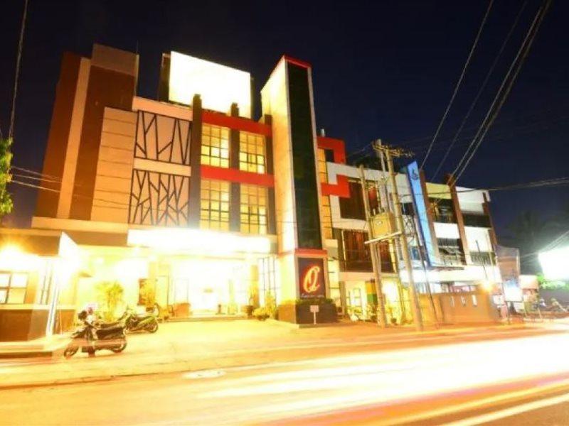 Queen City Hotel Banjarmasin Banjarmasin  Exteriör bild