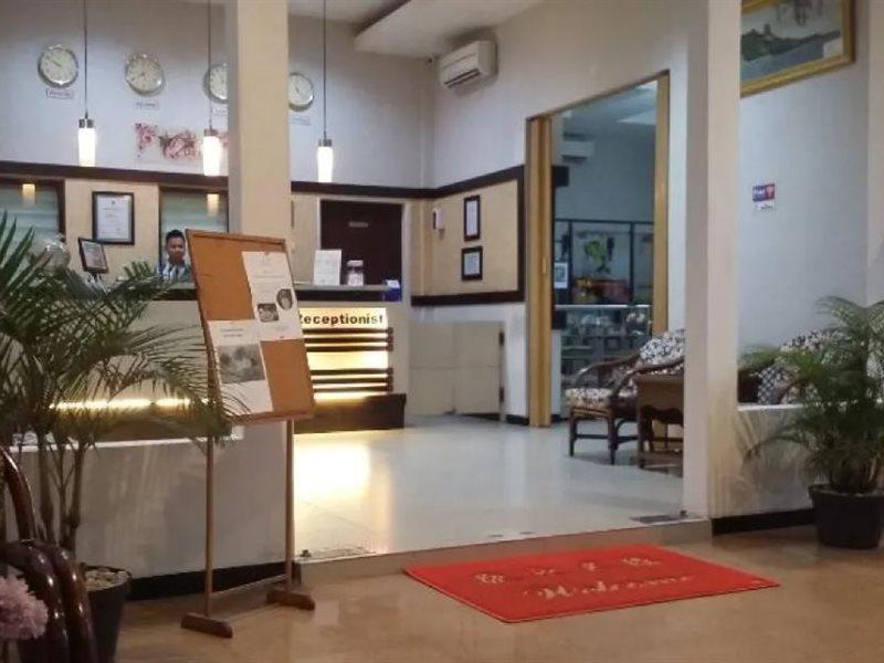Queen City Hotel Banjarmasin Banjarmasin  Exteriör bild