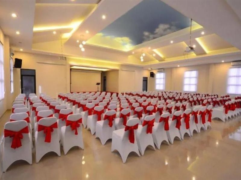 Queen City Hotel Banjarmasin Banjarmasin  Exteriör bild