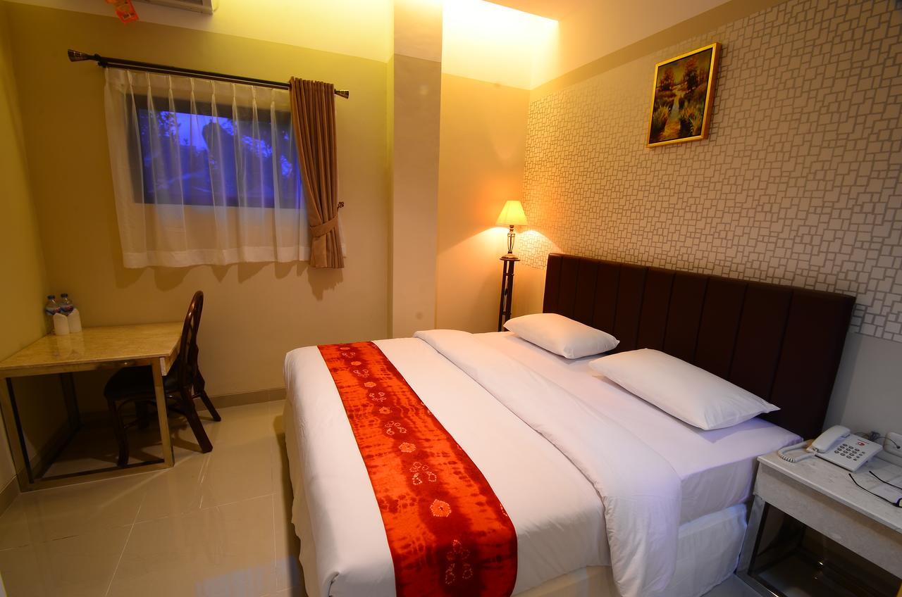 Queen City Hotel Banjarmasin Banjarmasin  Exteriör bild