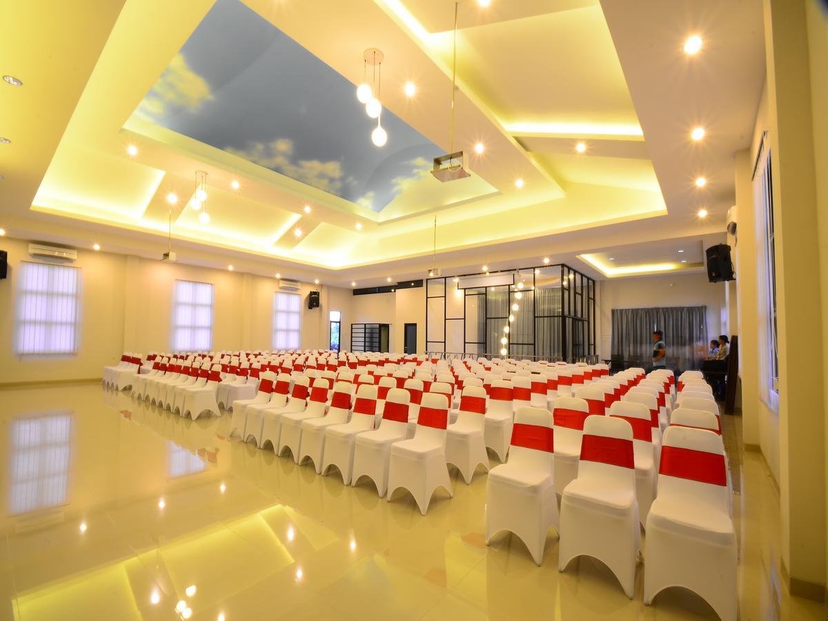 Queen City Hotel Banjarmasin Banjarmasin  Exteriör bild