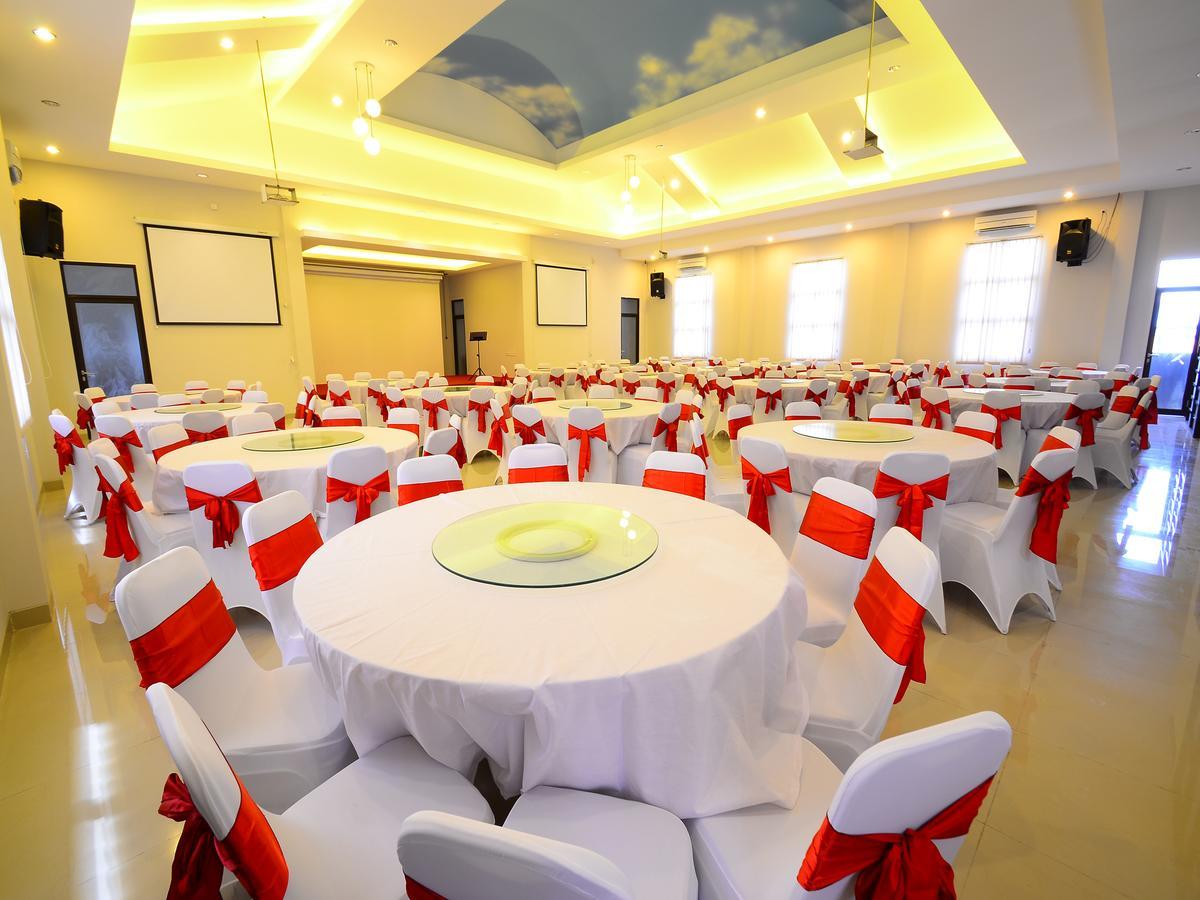 Queen City Hotel Banjarmasin Banjarmasin  Exteriör bild