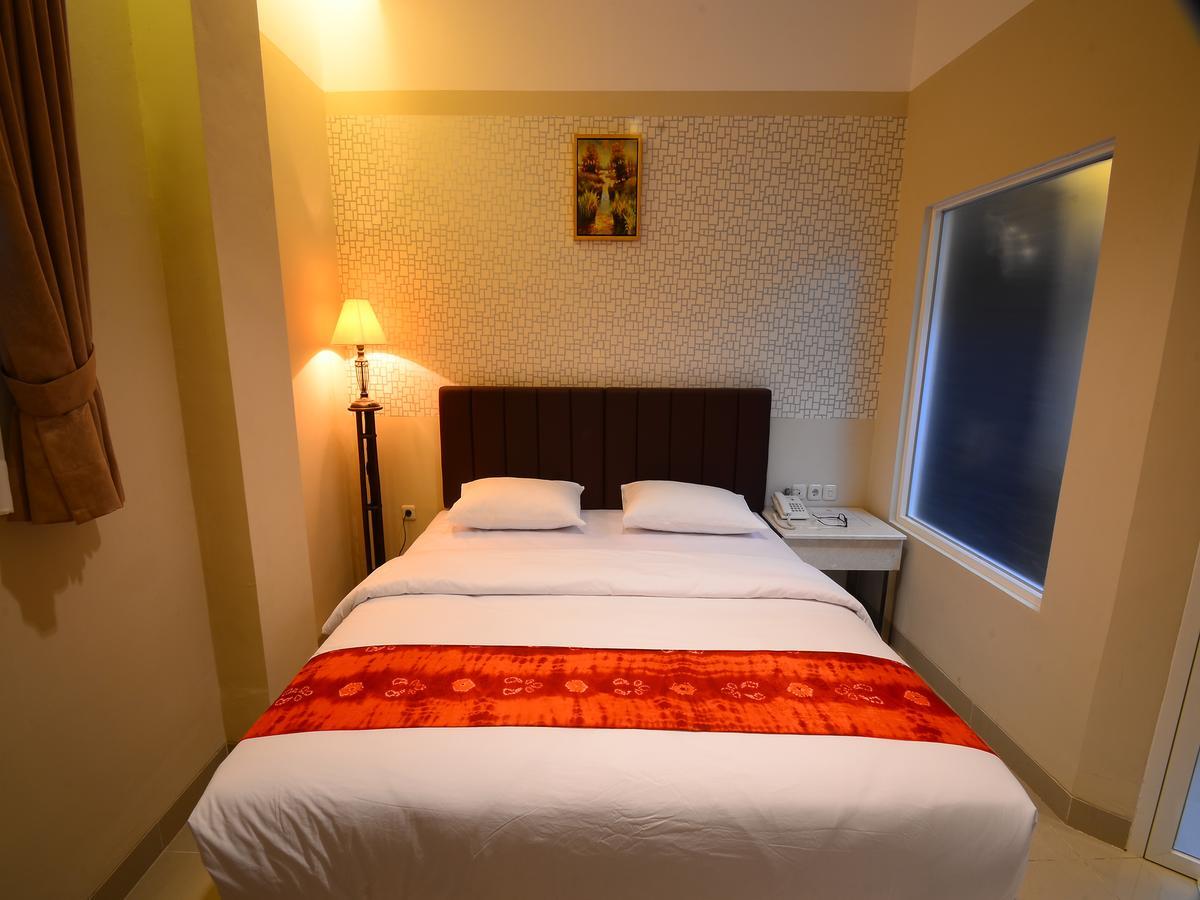 Queen City Hotel Banjarmasin Banjarmasin  Exteriör bild