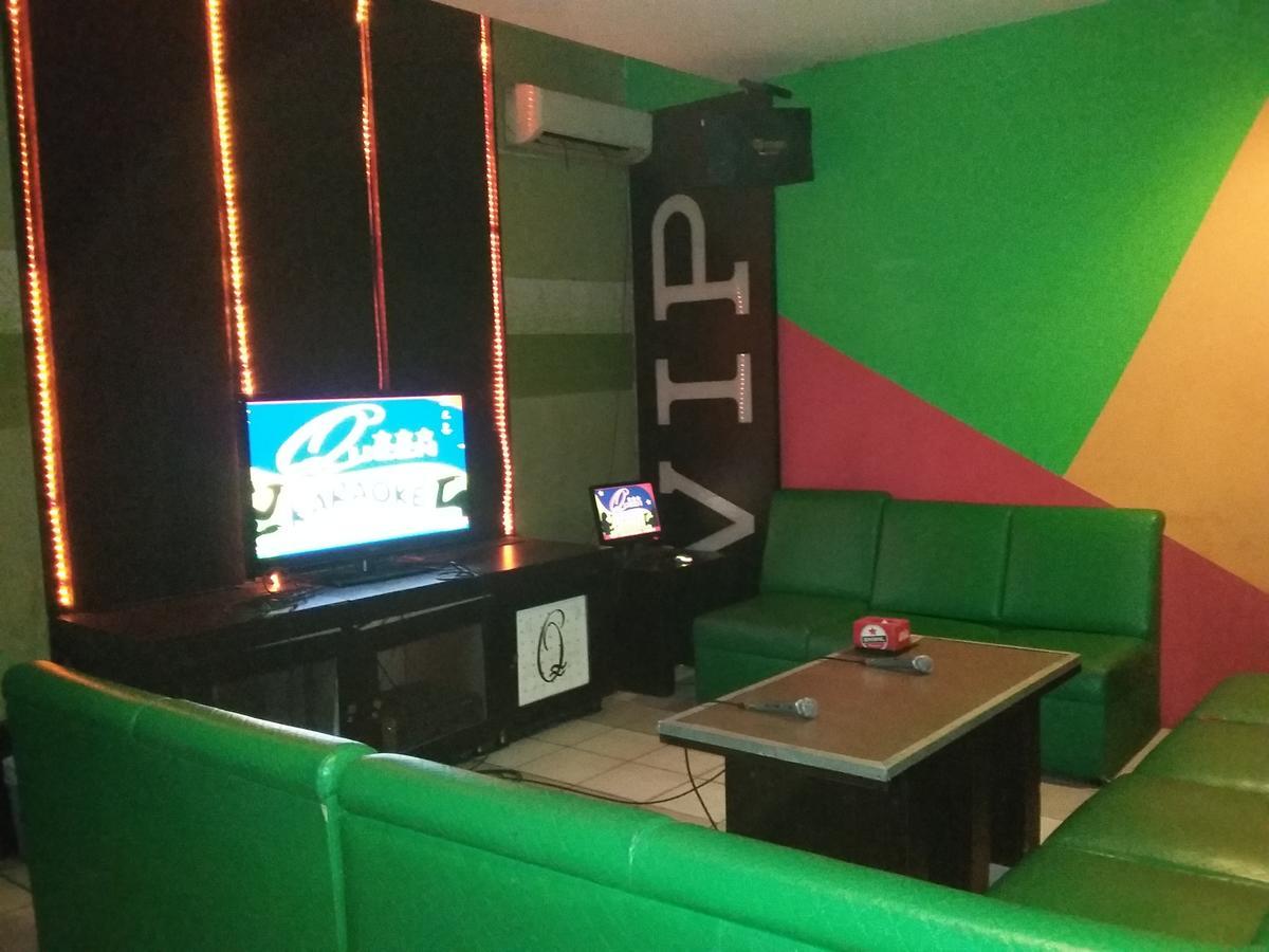Queen City Hotel Banjarmasin Banjarmasin  Exteriör bild