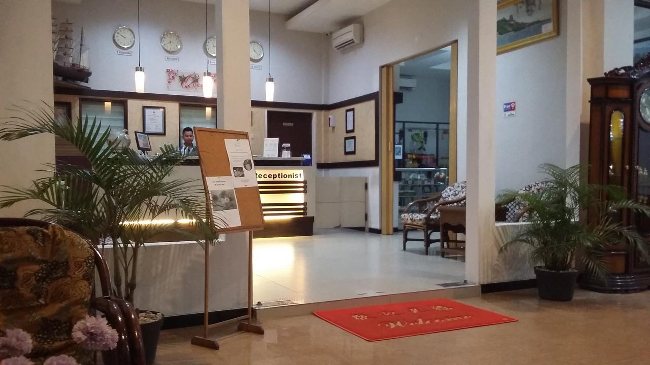 Queen City Hotel Banjarmasin Banjarmasin  Exteriör bild