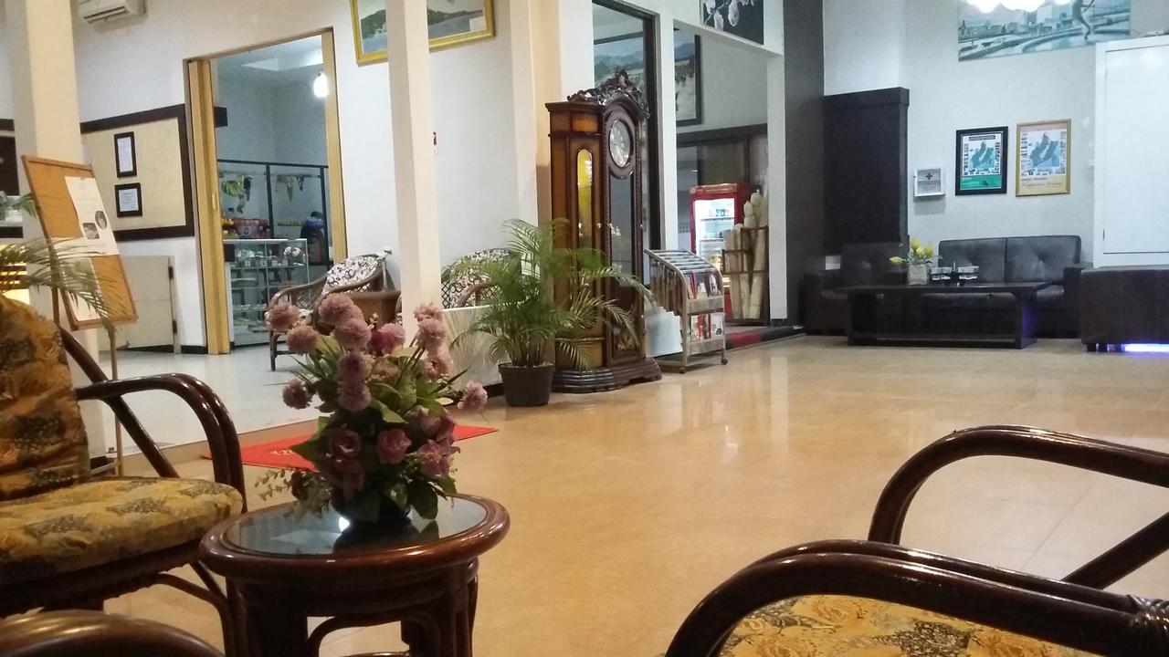 Queen City Hotel Banjarmasin Banjarmasin  Exteriör bild