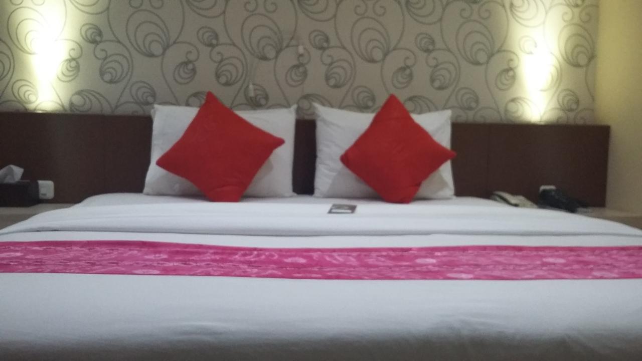 Queen City Hotel Banjarmasin Banjarmasin  Exteriör bild